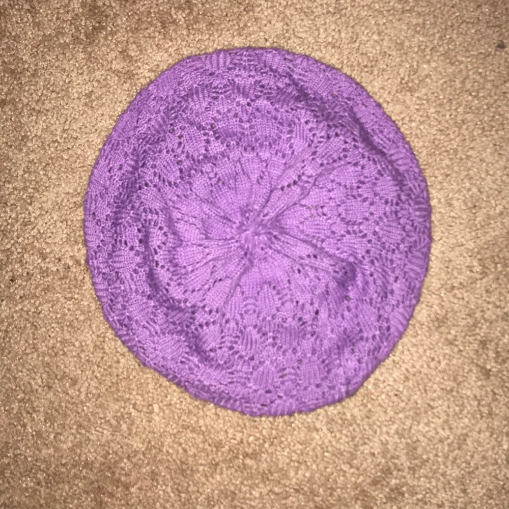 Beret in purple lace